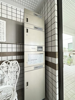 【その他共用部分】 | フラット百合ヶ丘 | 共用エントランスには宅配BOXがあるので荷物の受け取りもスムーズに♪再配達を依頼する手間が省けます☆