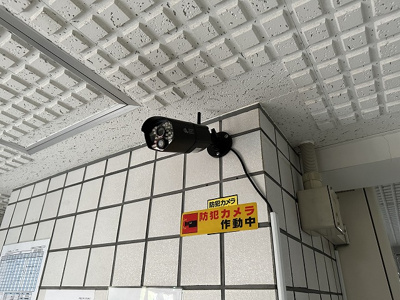 【その他共用部分】 | フラット百合ヶ丘 | 共用部にある防犯カメラです！夜遅くに帰宅する時も、お出かけ時でも安心ですね♪