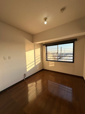 【洋室】 | フラット百合ヶ丘 | 南向き洋室7.5帖☆角部屋二面採光のお部屋です！子供部屋や書斎など多用途に使えそう♪