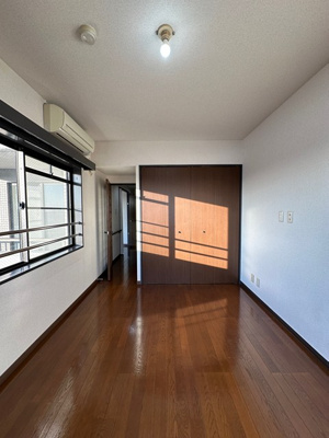 【洋室】 | フラット百合ヶ丘 | 南向き洋室7.5帖☆収納スペースとクローゼットがあります♪お洋服やお荷物を収納できて、整理しやすくなりますね☆
