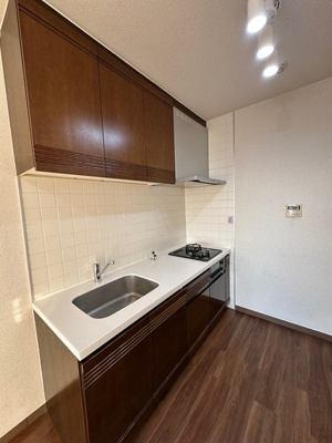 【キッチン】 | フラット百合ヶ丘 | 南向きキッチン5帖☆バルコニーに繋がっています！換気ができて、お料理の匂いがお部屋にこもりませんね♪