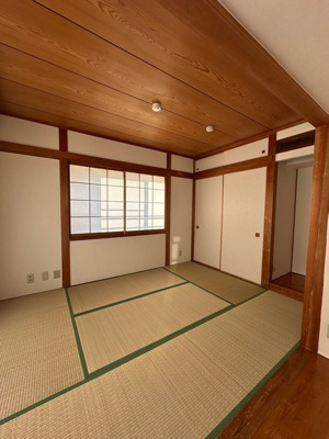 【寝室】 | フラット百合ヶ丘 | 南向き和室6帖☆天袋付き押入れがあります！寝具をすっきり収納できるので和室は寝室にもオススメ☆