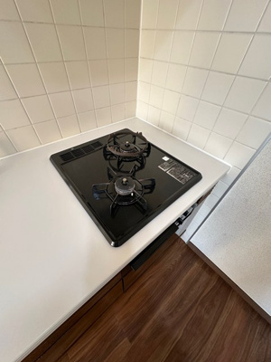 【キッチン】 | フラット百合ヶ丘 | 2口ガスコンロ＆グリル付きシステムキッチンです☆グリルがあるとお料理の幅が広がりますね♪自炊生活で楽しく健康に！