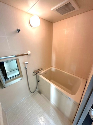 【浴室】 | フラット百合ヶ丘 | 家族の入浴時間がずれても温められる追い焚き機能付きのバスルーム☆お風呂に浸かって一日の疲れもリフレッシュ♪