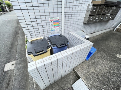 【その他共用部分】 | メゾンドールMURAKATA | 敷地内ごみ置き場でごみ出しもらくらく～♪忙しい社会人さんや学生さんにもうってつけ！