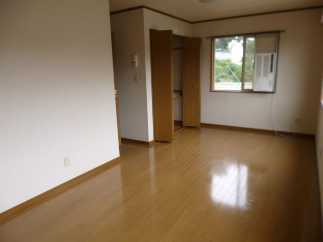 テラスハウス西の洋室|収納豊富な洋室♪