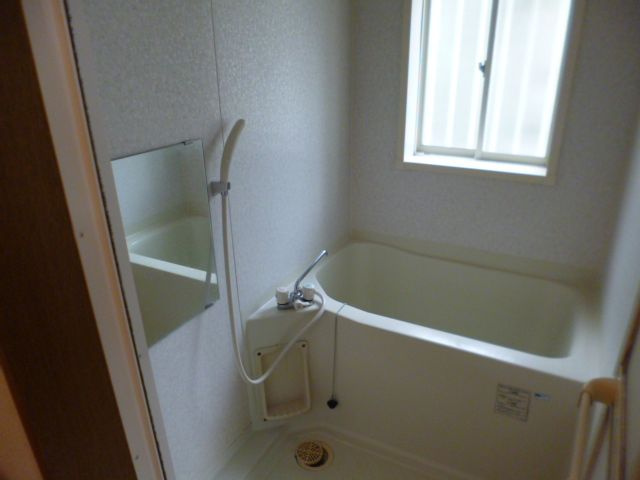 テラスハウス西の浴室|明るいお風呂