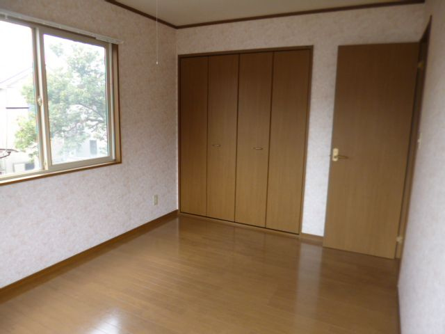 テラスハウス西の寝室|２面採光なので陽当り良好！