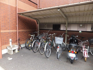 【その他共用部分】 | 屋根付きの駐輪場で雨が降っても大切な自転車が濡れなくてすみますね♪自転車やバイクがあれば通勤・通学、お買い物にも便利です☆