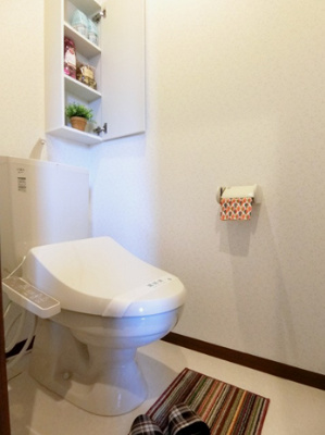 【トイレ】 | リブラA棟 | トイレは温水洗浄便座付き♪人気のバストイレ別です♪トイレットペーパーなどの小物を置ける棚付きです♪