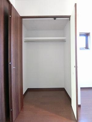 【収納】 | リブラA棟 | 洋室6.2帖のお部屋にあるクローゼットです♪お洋服の多い方でも安心の収納力！お部屋がすっきり片付いて快適に☆