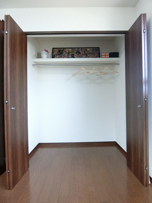 【収納】 | リブラA棟 | 洋室5.2帖のお部屋にあるクローゼットです♪かさばりやすいコートなどもハンガー掛けができてすっきり片付きます♪