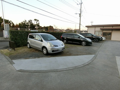 【駐車場】 | リブラA棟 | いつでも目の届く敷地内に駐車場があります♪お車をお持ちのファミリーさんにオススメです☆