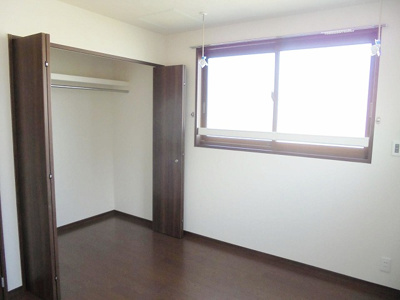 【子供部屋】 | リブラA棟 | 洋室5.2帖☆こちらのお部屋にもクローゼットがあります♪便利な室内物干しを完備しています☆