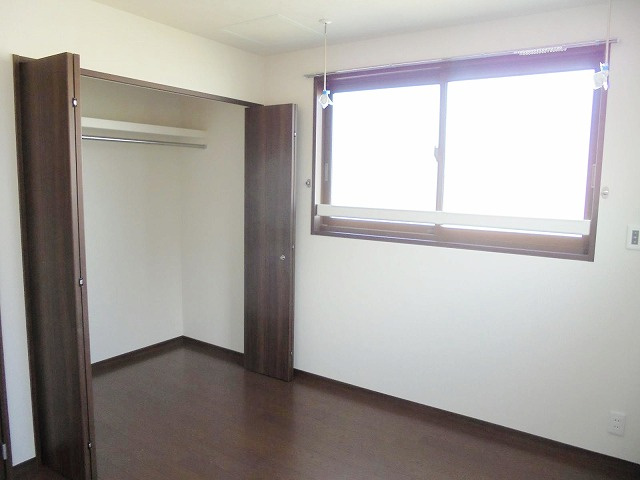 【子供部屋】 | リブラA棟 | 洋室5.2帖☆こちらのお部屋にもクローゼットがあります♪便利な室内物干しを完備しています☆