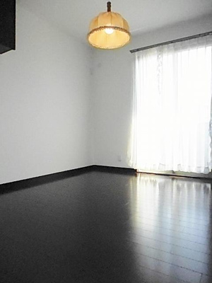 【居間・リビング】 | 近藤邸 | 大きな窓から多くの日差しが入り込み、とても明るいお部屋です！