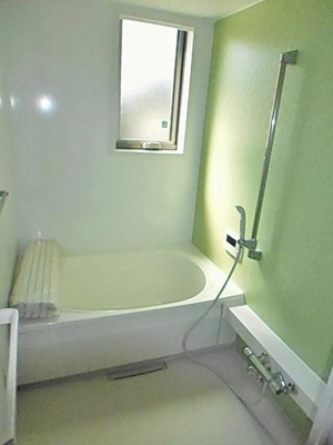 【浴室】 | 近藤邸 | 追い焚き機能のある浴室は換気のできる窓付きです