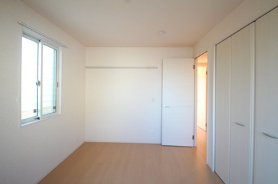 【寝室】 | ライネスハイムA | 広くて明るい寝室