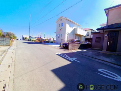 【前面道路含む現地写真】 | 蓮田市蓮田5丁目　南欧風新築住宅全1棟 | 前面道路含む現地写真です