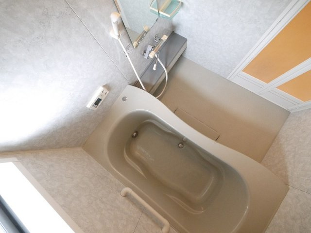 ヴェルジェ　Ⅲ棟の浴室|足が伸ばせる一坪浴槽ですよ。