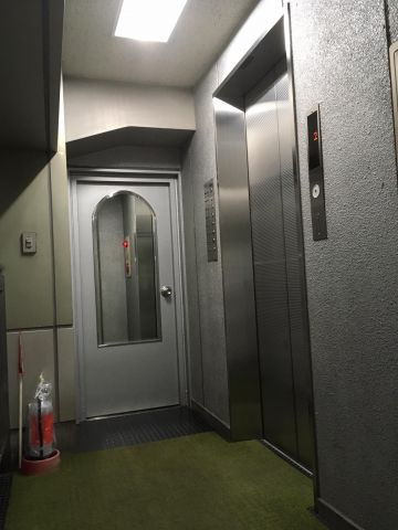 正直屋ビルのエントランス