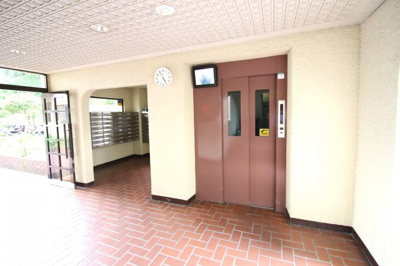 【エントランス】 | ユニライフ宇治Ａ棟 | エレベーター内には防犯カメラが設置されていますので安心ですね。