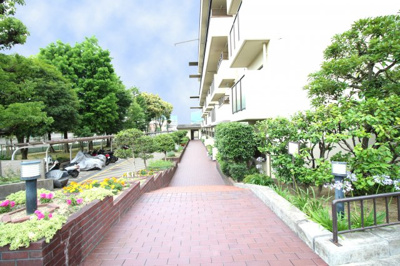 【外観】 | ユニライフ宇治Ａ棟 | マンション内には沢山の木々や、色とりどりのお花が咲いていて癒されます。