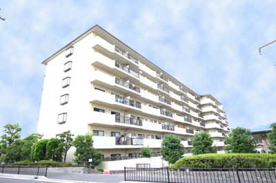 【外観】 | ユニライフ宇治Ａ棟 | 京阪『木幡駅』徒歩13分・ＪＲ『木幡駅』徒歩14分！通勤通学に便利な2WAYアクセス　すぐ近くに公園があり、お子様がいらっしゃるご家庭は安心です。