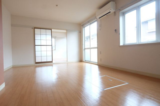 【居間・リビング】 | ヴィルドミール | 明るいリビングです。