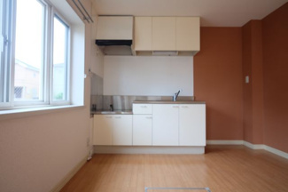 【キッチン】 | ヴィルドミール | アクセントクロスがおしゃれなキッチン♪