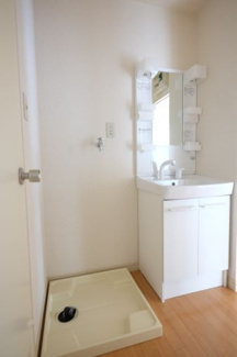 【洗面所】 | ヴィルドミール | 洗面台のとなりには洗濯機置き場があります。