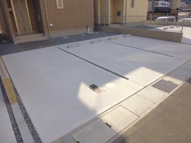 ファミーユＤの駐車場