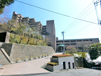 【外観】 | 来宮駅徒歩5分、南傾斜の丘に建つ相模湾を見渡すマンション。