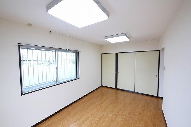 武田マンションの寝室|広くて明るい寝室