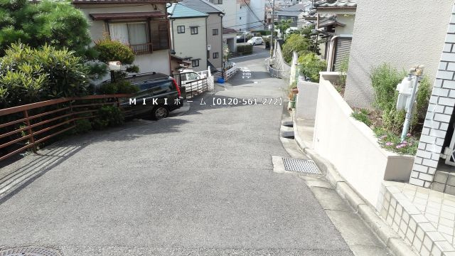 箕面市稲５丁目　土地の前面道路含む現地写真