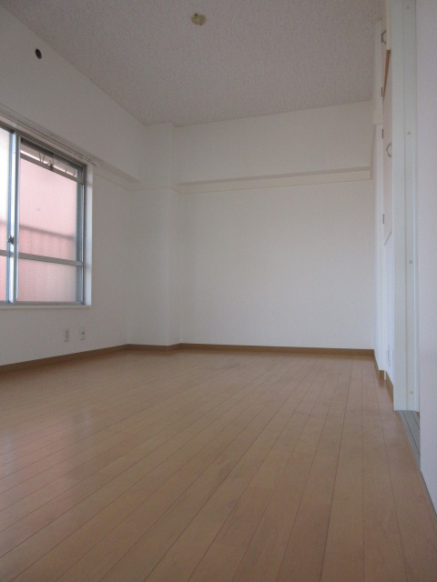 健生ビルの寝室