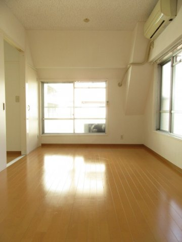 健生ビルの洋室