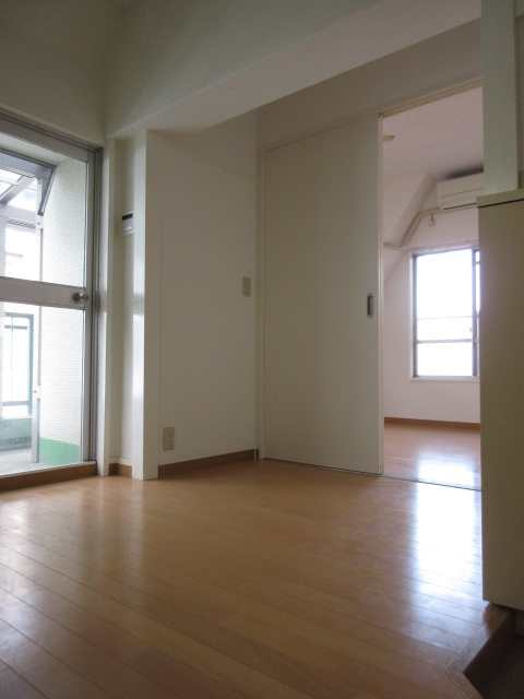 健生ビルの洋室