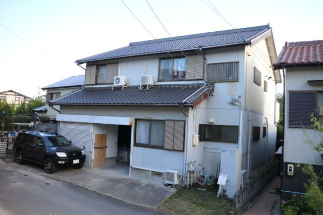 【商談中】常滑市山方町　中古戸建の外観|二世帯住宅の６LDK。閑静な住宅街で落ち着いた暮らし♪
2台分の車庫付き。キッチン、浴室、トイレが1階2階それぞれにあり二世帯で快適に過ごすことができます。広いバルコニーがあり、家族のお洗濯も快適。