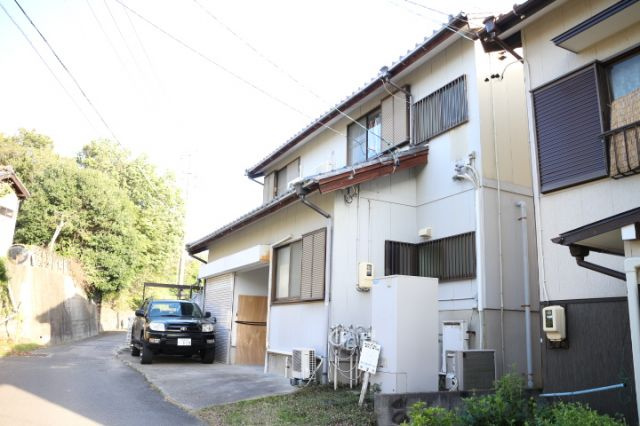 常滑市山方町　中古戸建の外観|車庫の外にも駐車スペースがあります。