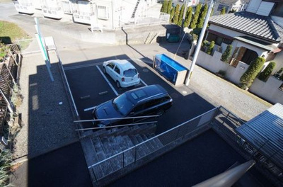 【駐車場】 | 【シャーメゾン】アンビション栗山 | 敷地内駐車場は３台。残りは敷地外となります。