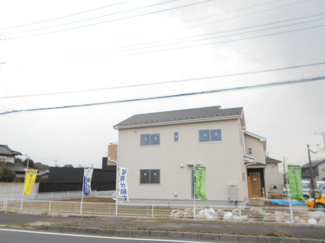 【外観】 | １００坪の敷地。新築。東京通勤圏内なのに。2390万円。堂々と。駐車並列3台。