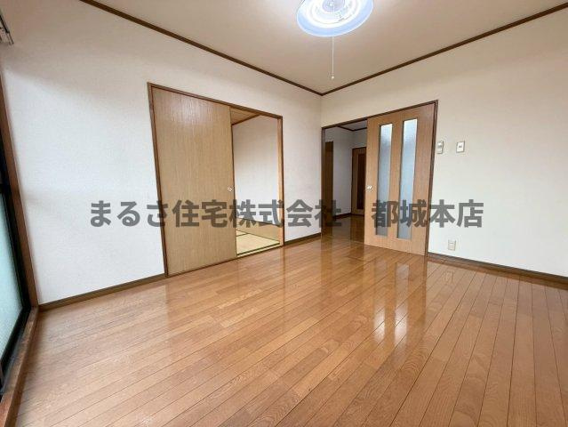 日の出マンションの居間・リビング