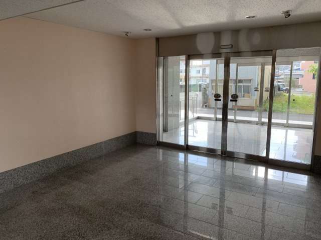 ロイヤル末広のエントランス
