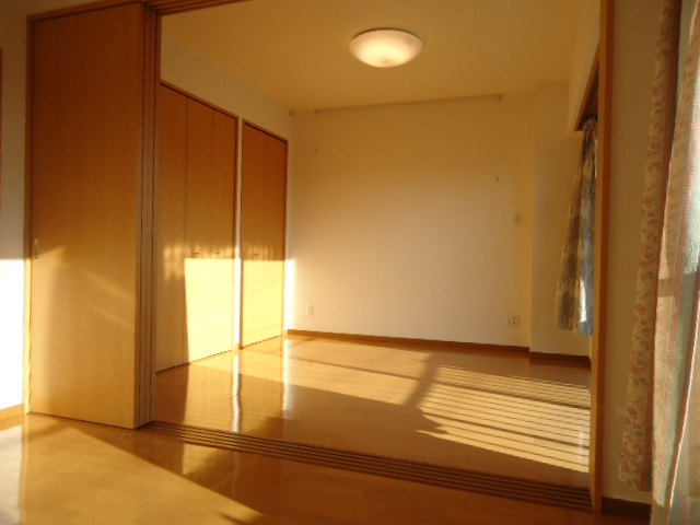 ロイヤル末広の洋室