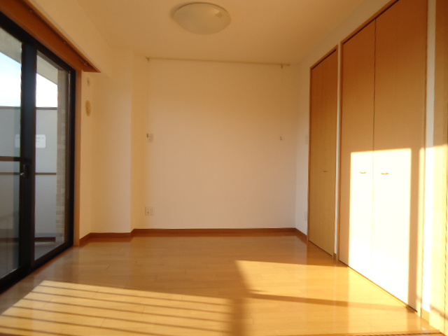 ロイヤル末広の洋室