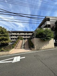【外観】 | 小学校が近くてお子様のいるファミリーさんには嬉しい立地♪東急田園都市線「宮崎台」駅まで徒歩圏内の3階建てマンションです☆