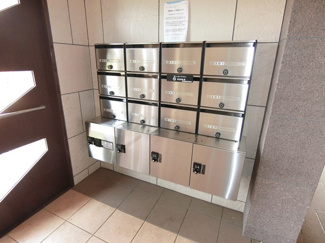 【エントランス】 | 共用エントランスには宅配BOXがあるので荷物の受け取りもスムーズに♪再配達の手間がかからないのが魅力♪