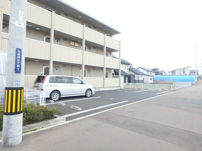 コム・シェ・ヴの駐車場