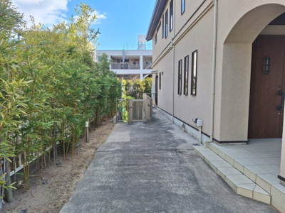 【駐車場】 | 殿山町貸戸建 | EVの充電可能な駐車スペース